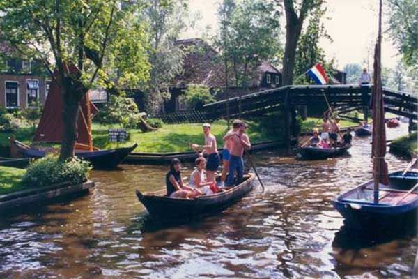 Rondvaart met overdekte boot in Giethoorn Nederland