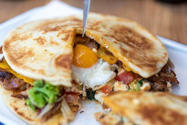 De Gyros van Grieks Restaurant Meat and Greek in Amsterdam wordt gemaakt naar een familie recept van de eigenaar