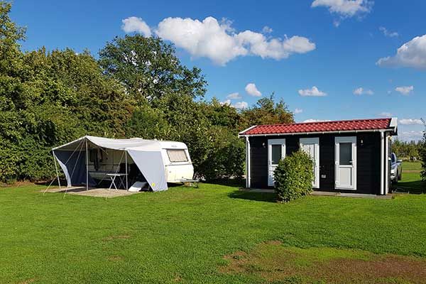 Camping de Graafschap biedt de mogelijkheid om een kampeerplaats te huren die voorzien is van een verwarmd privé sanitair unit