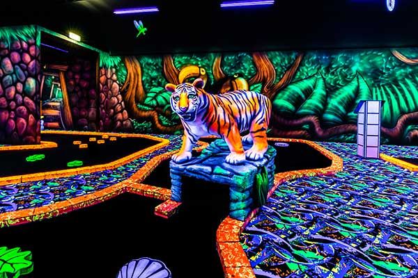 Glow in the dark minigolf in Nederland spelen