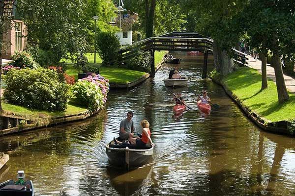 Rondvaart met koffie en gebak in Giethoorn Nederland