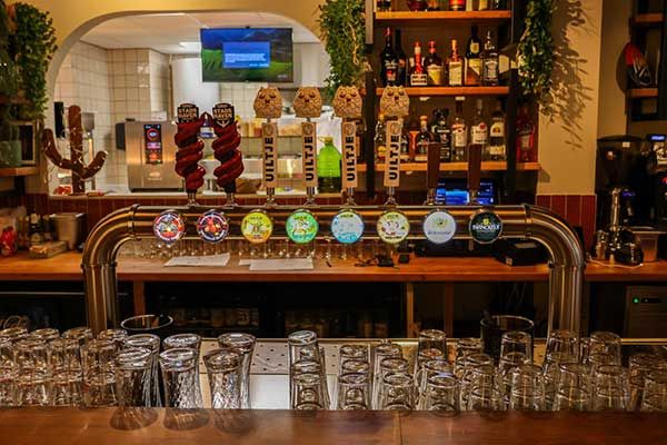 Restaurant met acht lokale Biersoorten in Haarlem Nederland