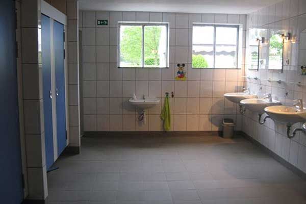Camping in Nederland met luxe verwarmde sanitaire voorzieningen met gezinsdouche