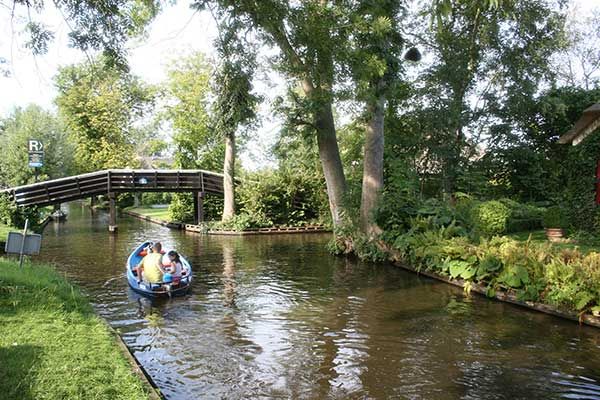 Boot huren in het Nederlandse dorp Giethoorn