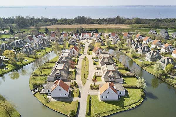Vakantiepark aan het water in de Nederlandse Provincie Zuid-Holland