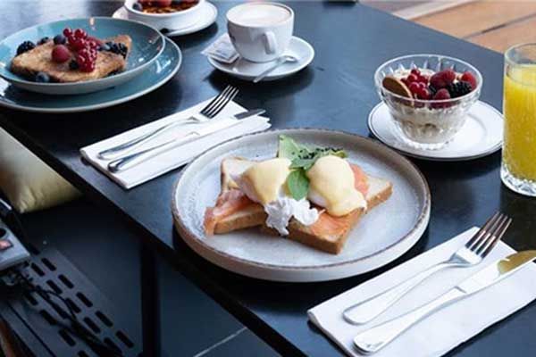 Ontbijt bij Café Restaurant De Bazel in Amsterdam