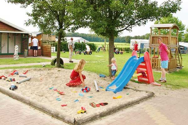 Speeltuin met skelters op camping in de Nederlandse Provincie Limburg