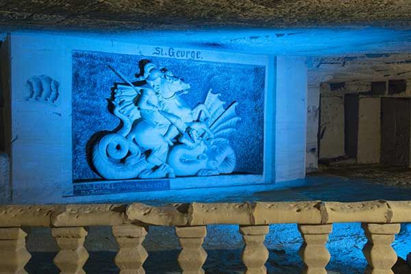 Op de muren van de holbewoonde gemeenschap in Nederland wordt de oudste kunst in de menselijke geschiedenis geprojecteerd vanuit de ijstijd met kunstwerken die teruggaan tot 3000vc