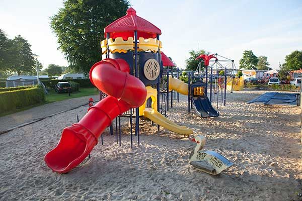 Speeltuin met speeltoestellen en trampolines op Camping de Oude Molen