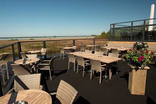 Restaurant aan het Zuidlaardermeer in Nederland