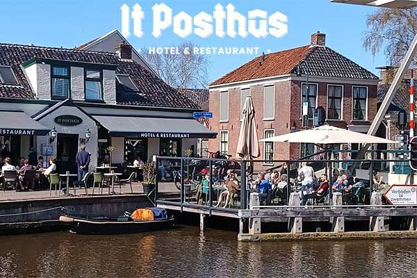 Hotel Restaurant It Posthus is een klein Hotel aan het water in de Nederlandse Provincie Friesland