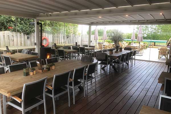 Terras aan het water in Giethoorn Nederland
