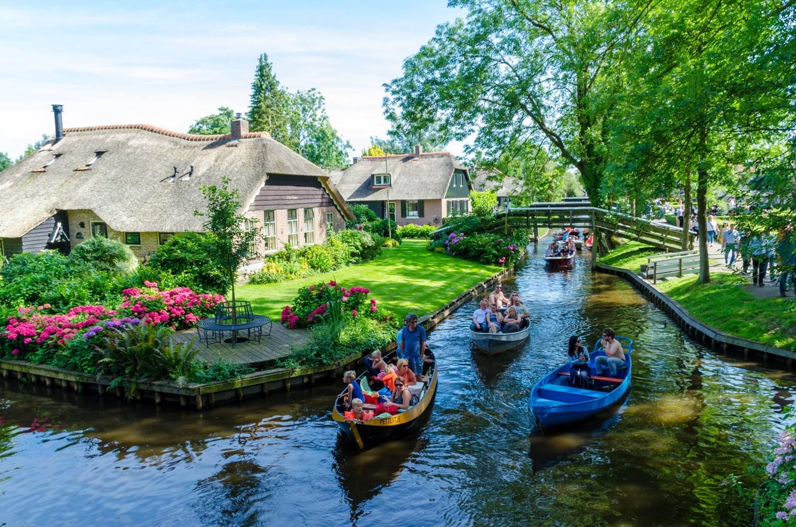 Varen in het Nederlandse Dorp Giethoorn
