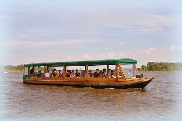 Rondvaart in het Nederlandse dorp Giethoorn