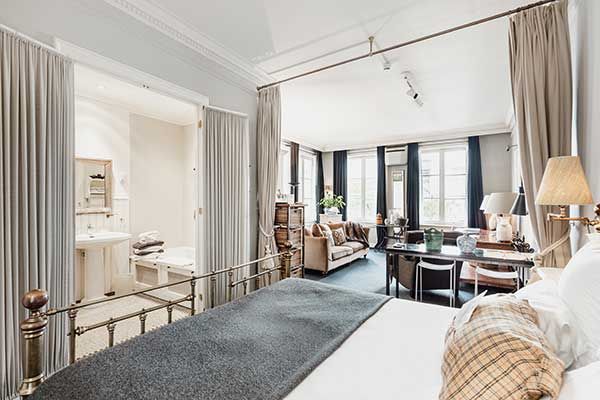 Hotel Seven One Seven is een gerenommeerd 5 sterren hotel gevestigd in een monumentaal pand aan de Prinsengracht in het hart van de Nederlandse hoofdstad Amsterdam