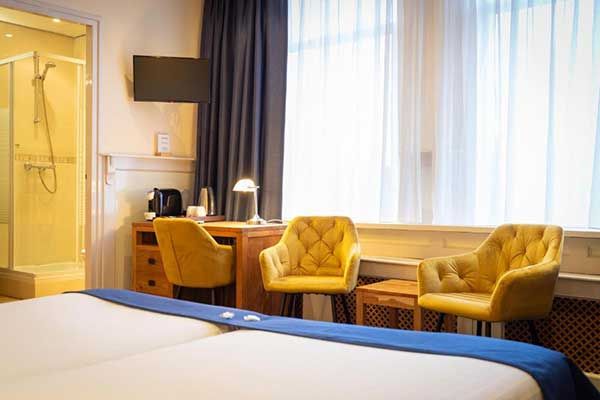Hotel dichtbij het strand aan het IJsselmeer bij Workum Friesland