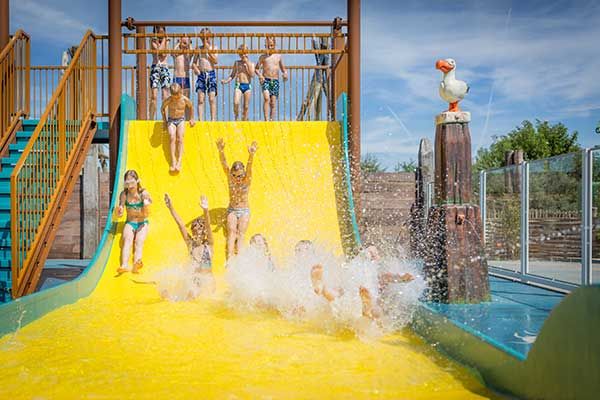Zwembad met waterglijbanen in de Nederlandse Provincie Zeeland